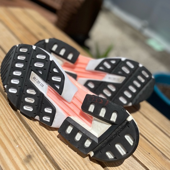 **** RARE **** Peach Colored Adidas - Picture 2 of 5